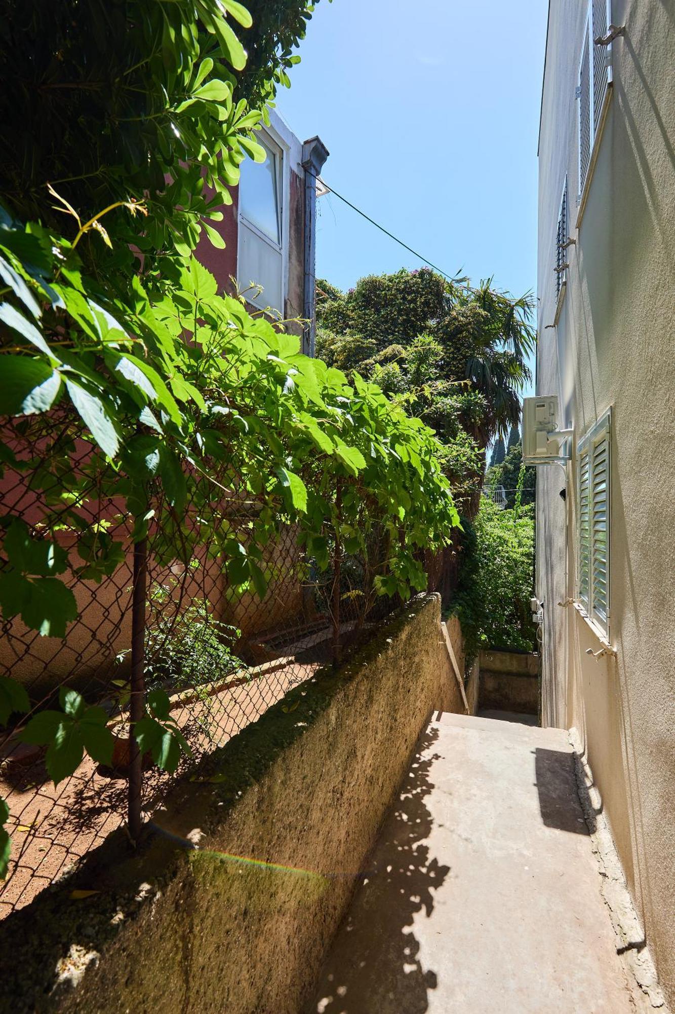 Golden Rose - Walking Distance 1 Km From Old Town Apartment